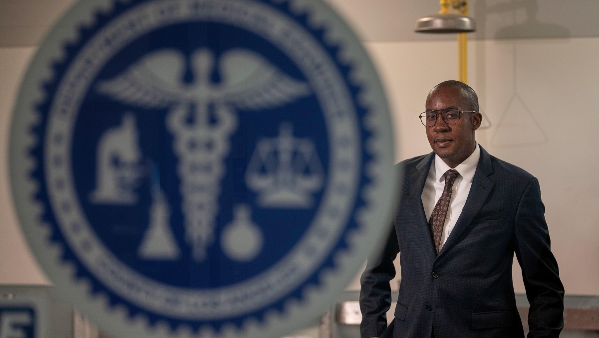 El médico forense del condado de Los Ángeles, el Dr. Odey Ukpo, posa para un retrato. |  AP