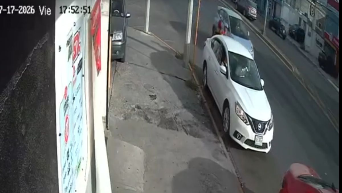 La mujer y sus hijos estaban por cruzar la calle. Foto: Especial