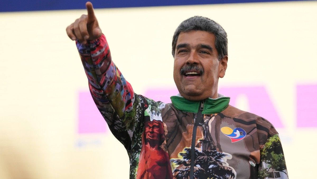 El presidente de Venezuela, Nicolás Maduro, señala a sus seguidores durante un mitin de campaña el 18 de julio de 2024. | AP