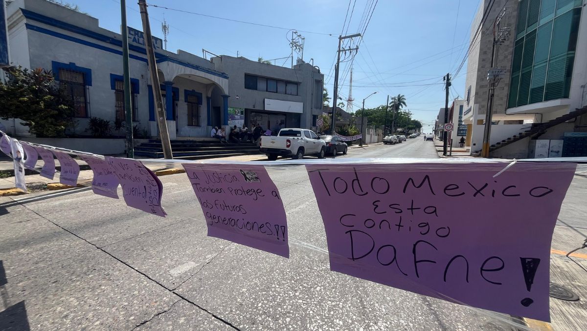 Protestan y bloquean por la falta de resultado en caso Dafne. (Yazmín Sánchez)