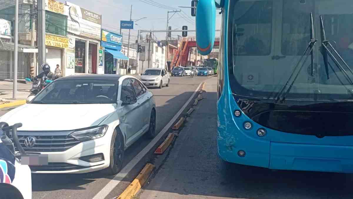 Tras intentar retirar un auto involucrado en un choque con el Mexibús, un hombre agredió a un policía y fue detenido. | Foto: Especia