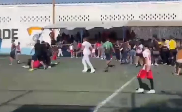 Riña en cancha de futbol. | Cortesía Redes Sociales