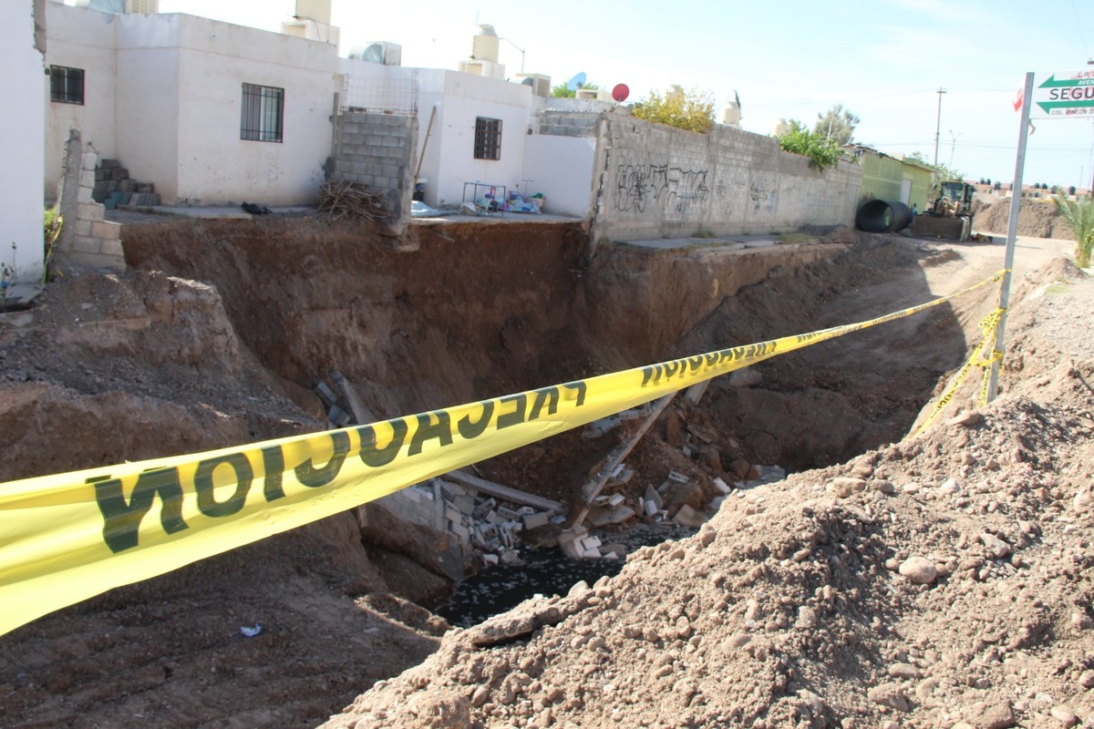 Simas Torreón ordena reparación inmediata de socavón.| Roberto Amaya.