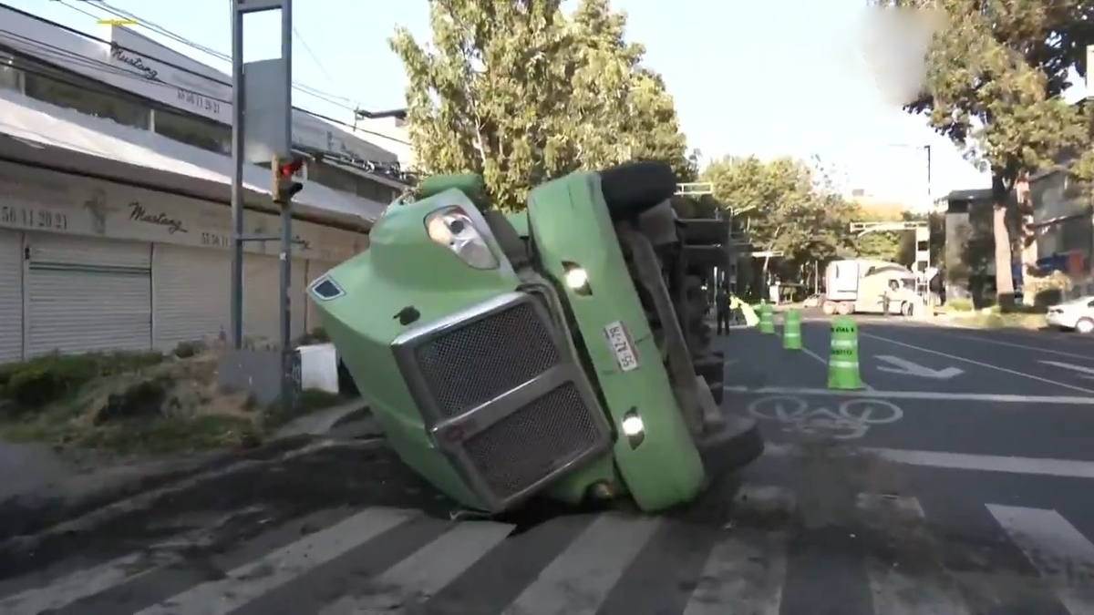 El tráiler quedó recostado sobre su lado derecho tras volcar en Eje 6 Sur, en la alcaldía Benito Juárez. | Especial