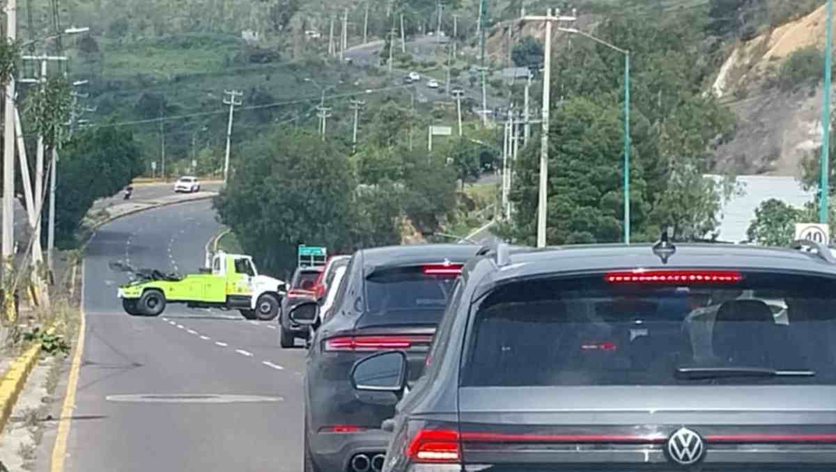 Accidentes cerca de la Presa Madín bloquearon la vía hacia Lomas Verdes y afectaron la circulación por horas. | Foto: Especial