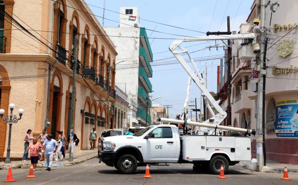 Bloqueos y manifestaciones retrasan restablecimiento de luz.| Yazmín S.