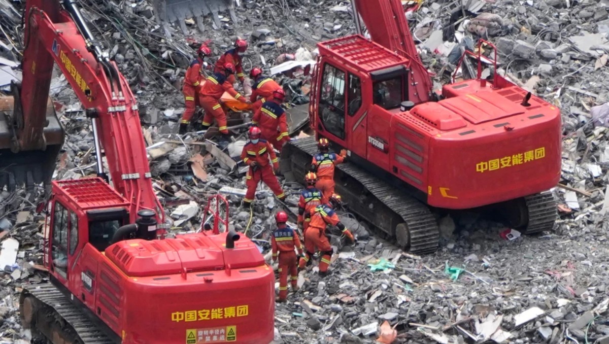 Brigadistas recurren a detonaciones controladas para romper grandes rocas y agilizar el avance de la maquinaria pesada. | Foto: AP