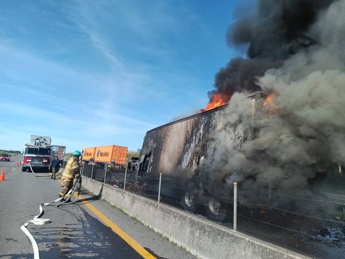Tras el choque, la unidad se incendio provocando una muerte. (Cortesía PC Jalisco)