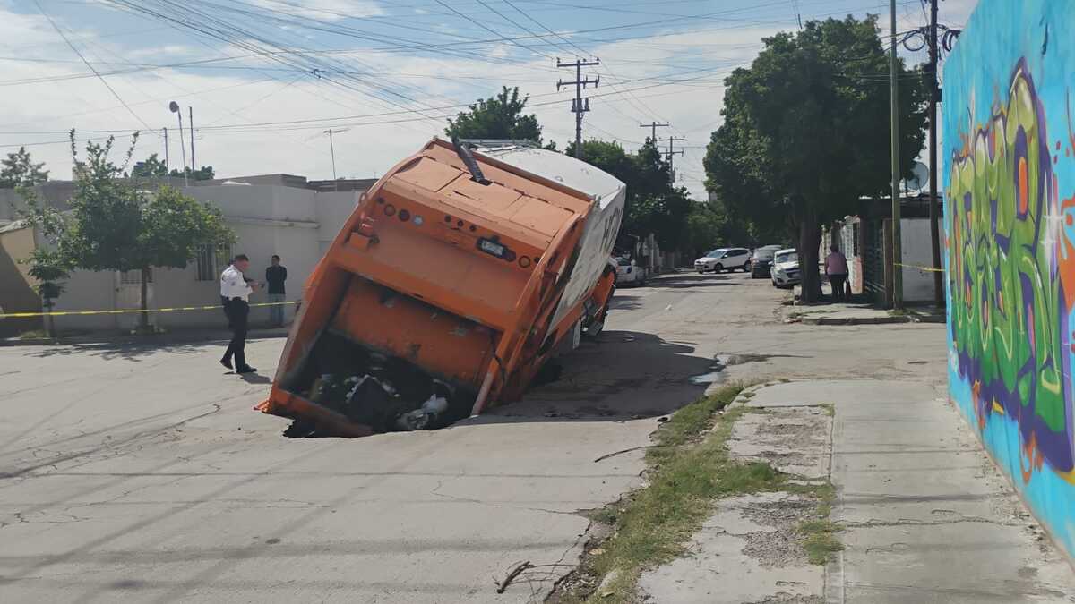 Un enorme socavón se abrió y hundió un camión recolector de basura sobre la calle Primavera y Laurel en la colonia La Dalia. (Eunice Muñoz)