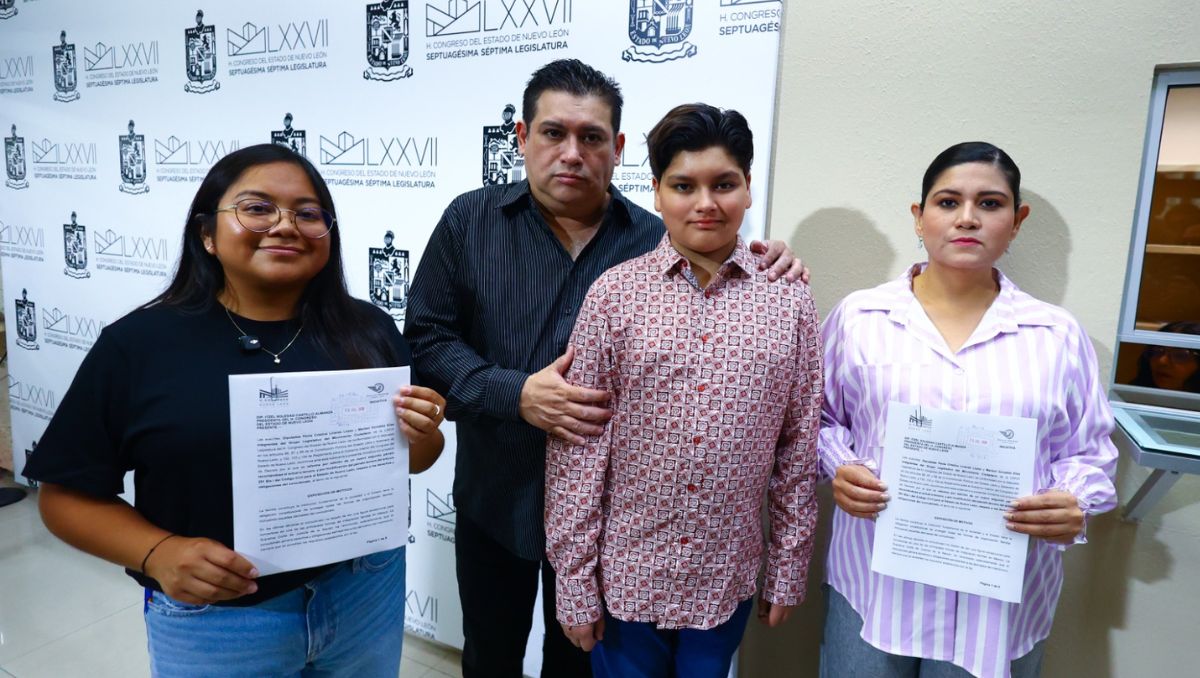 Junto a su hijo, Luis Alfonso Campa presentó la iniciativa ante el Congreso del Estado. | Jorge López