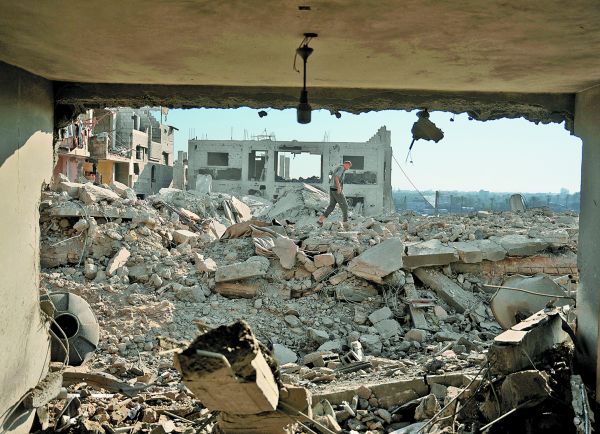 Un hombre inspecciona un edificio destruido tras un ataque aéreo en el centro de la Franja de Gaza. AP