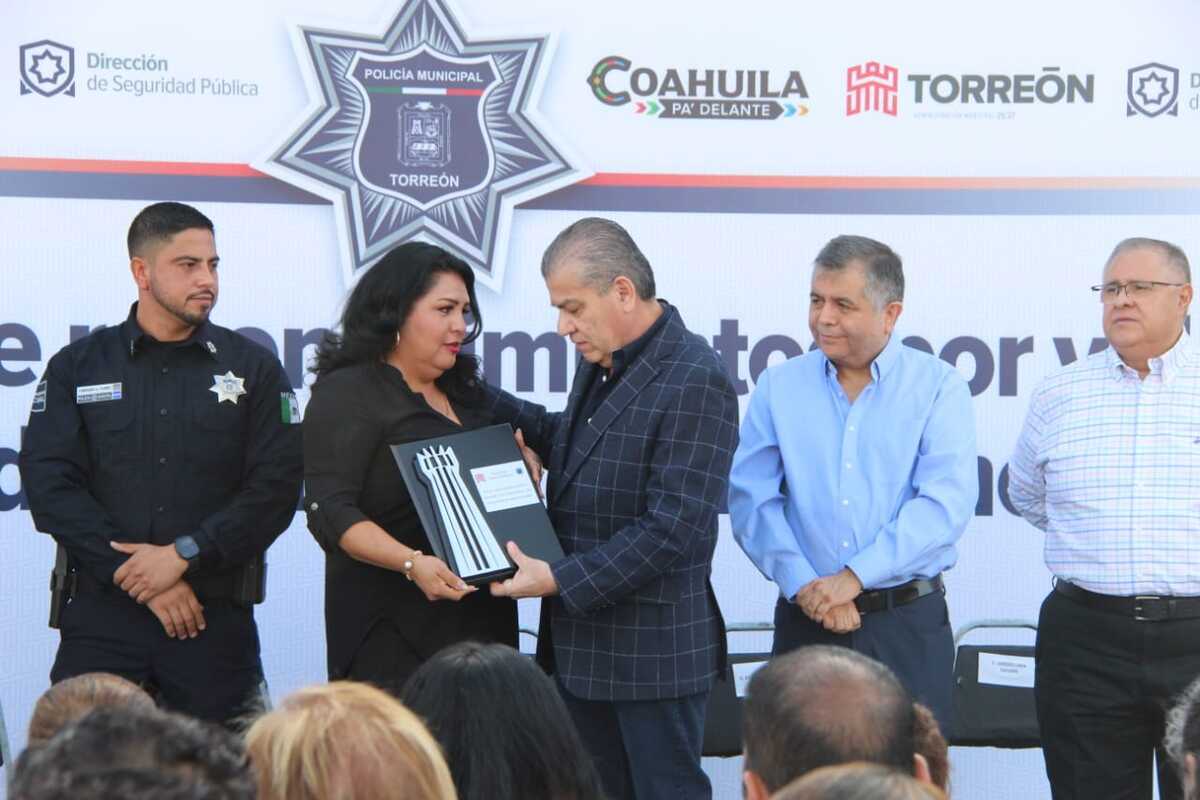 Miguel Riquelme entrega reconocimientos y reconoce a elementos de Seguridad Pública en Torreón. | Roberto Amaya