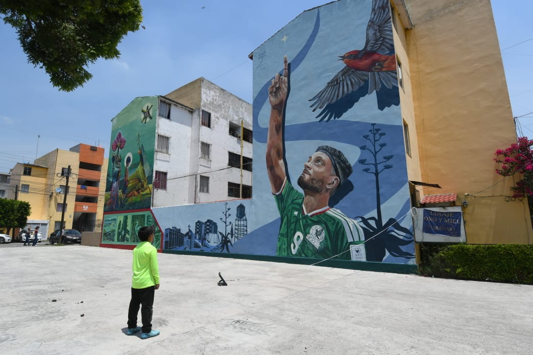 El mural fue realizado por los artistas en una de las paredes del edificio en donde vivió la abuela, del futbolista tepejano. (Francisco Villeda)