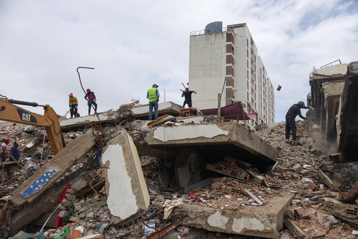 Personas buscan los cuerpos de sus seres queridos entre los escombros tras los terremotos del 24 de junio en La Guaira, Venezuela. | Reuters