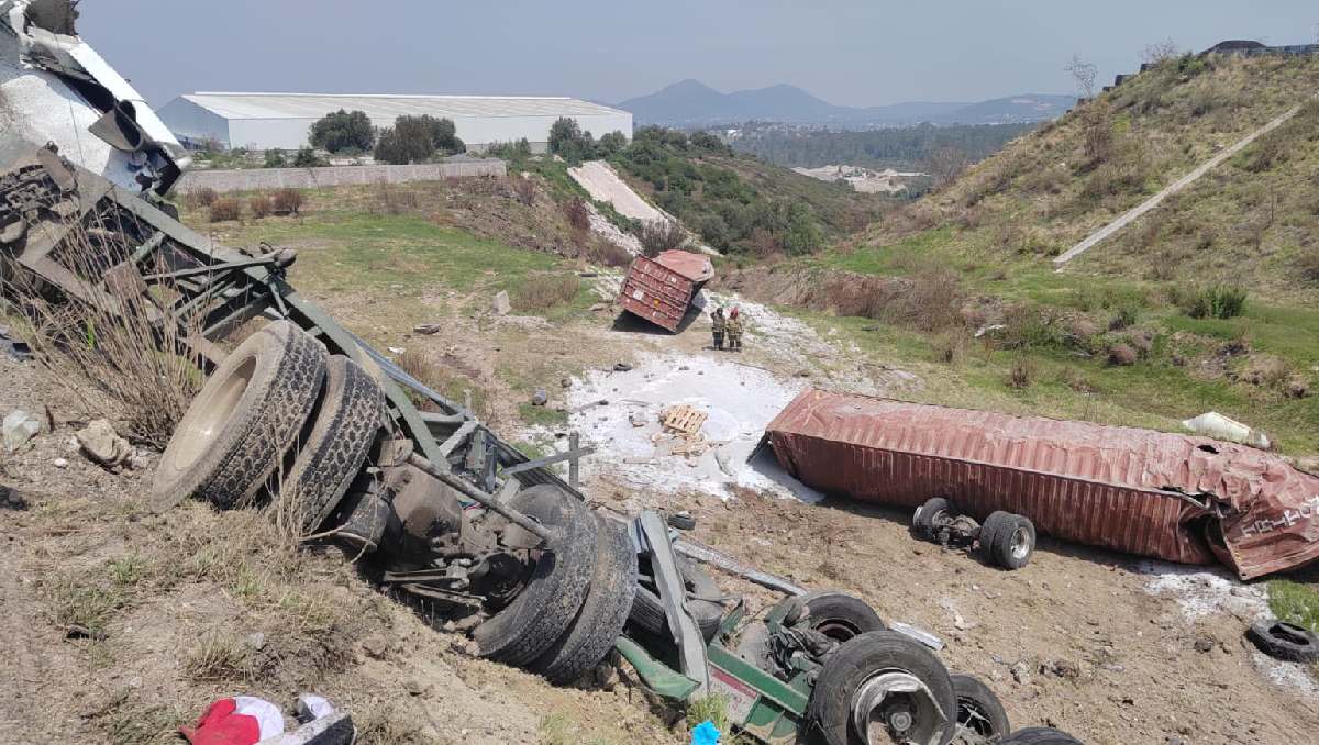 El tráiler volcado en Tepetlaoxtoc contenía agroquímicos. | Foto: PC Texcoco