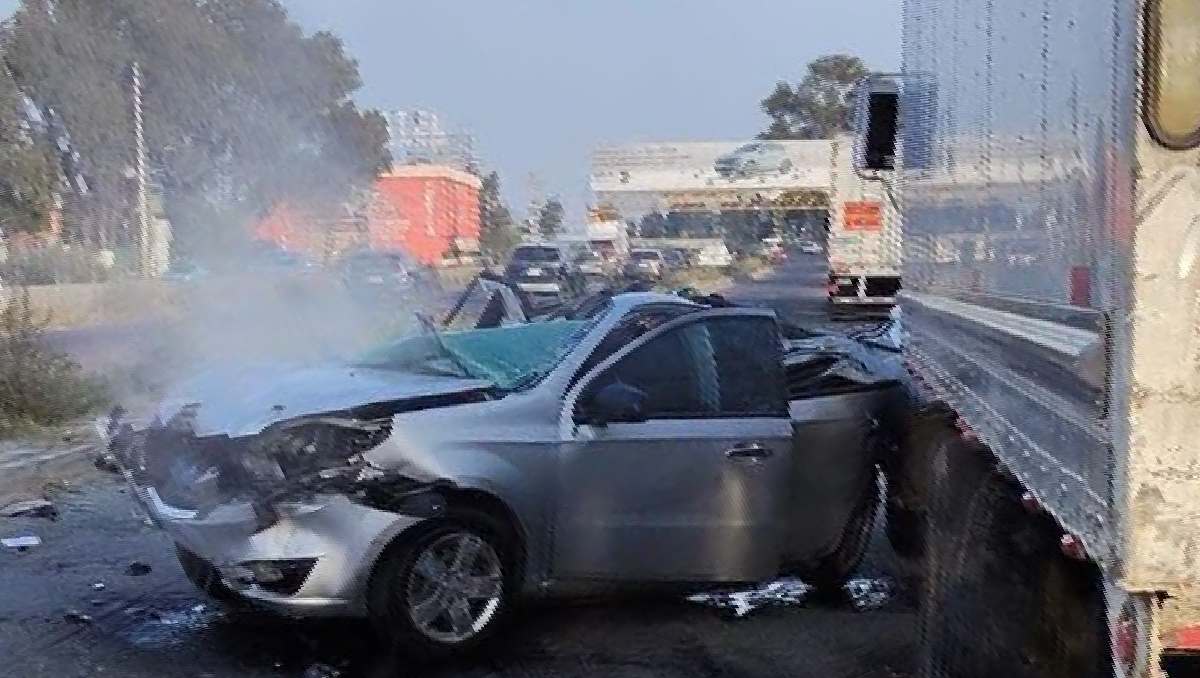 El vehículo circulaban a exceso de velocidad cuando se estrelló contra el camión. | Foto: Especial