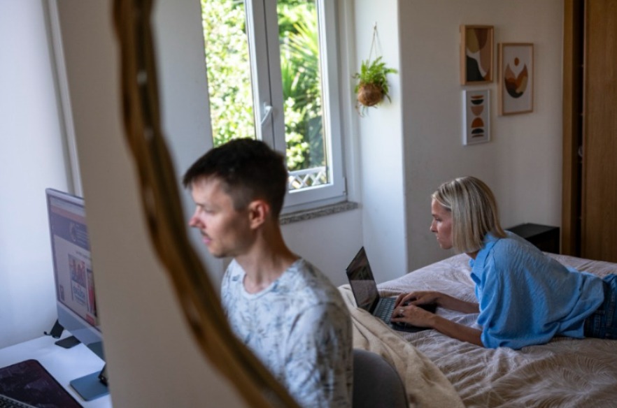 Camille Hanson y su esposo Calvin Hanson en su casa, donde graban y editan sus videos. (Daniel Rodrigues/The New York Times)