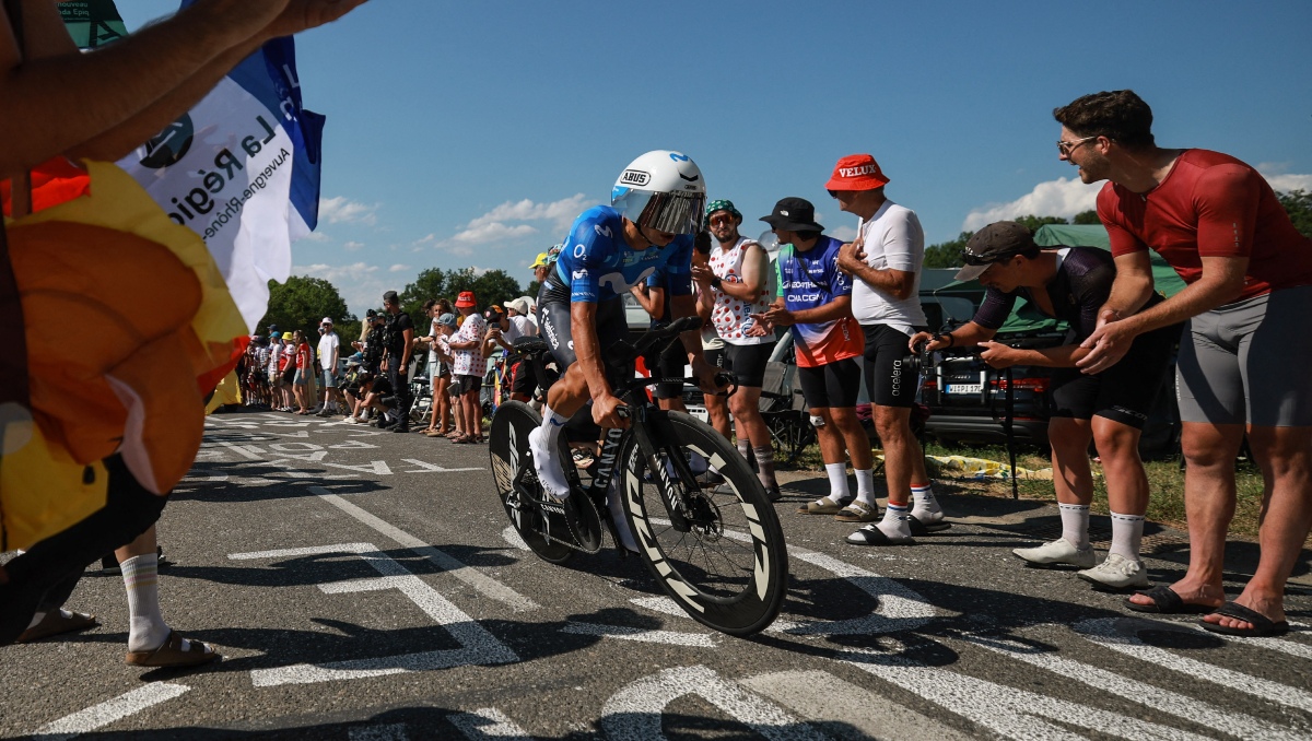 Ciclista colombiano es hospitalizado de emergencia tras chocar con un auto en el Tour de Francia (Reuters)