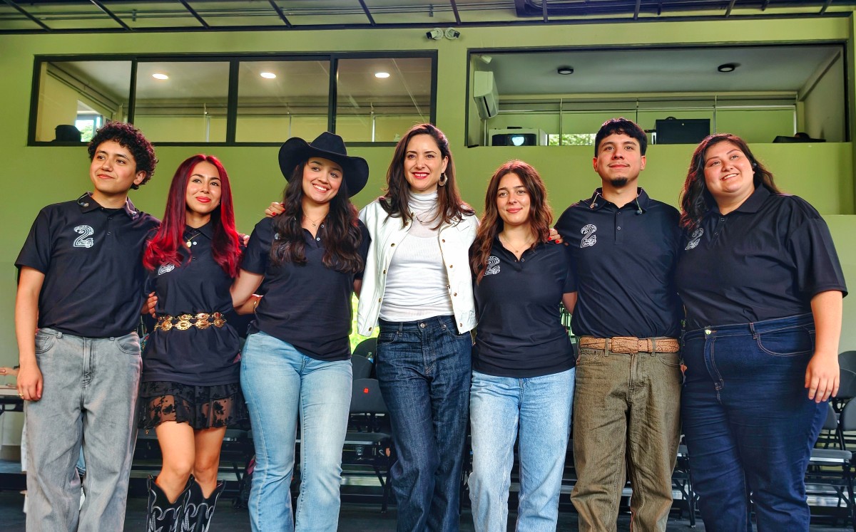 Los jóvenes participantes son asesorados por maestros del Consejo Mexicano de la Música. Foto: Omar Pardavé
