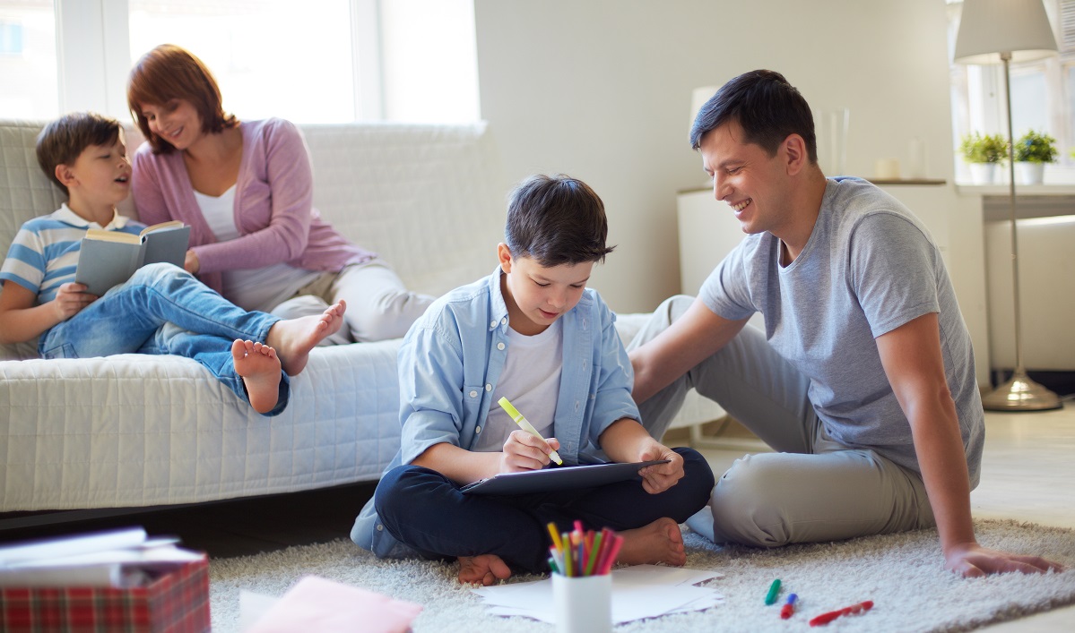Organizar noches de películas, cocinar juntos o simplemente compartir conversaciones para reforzar los lazos familiares (Magnific)
