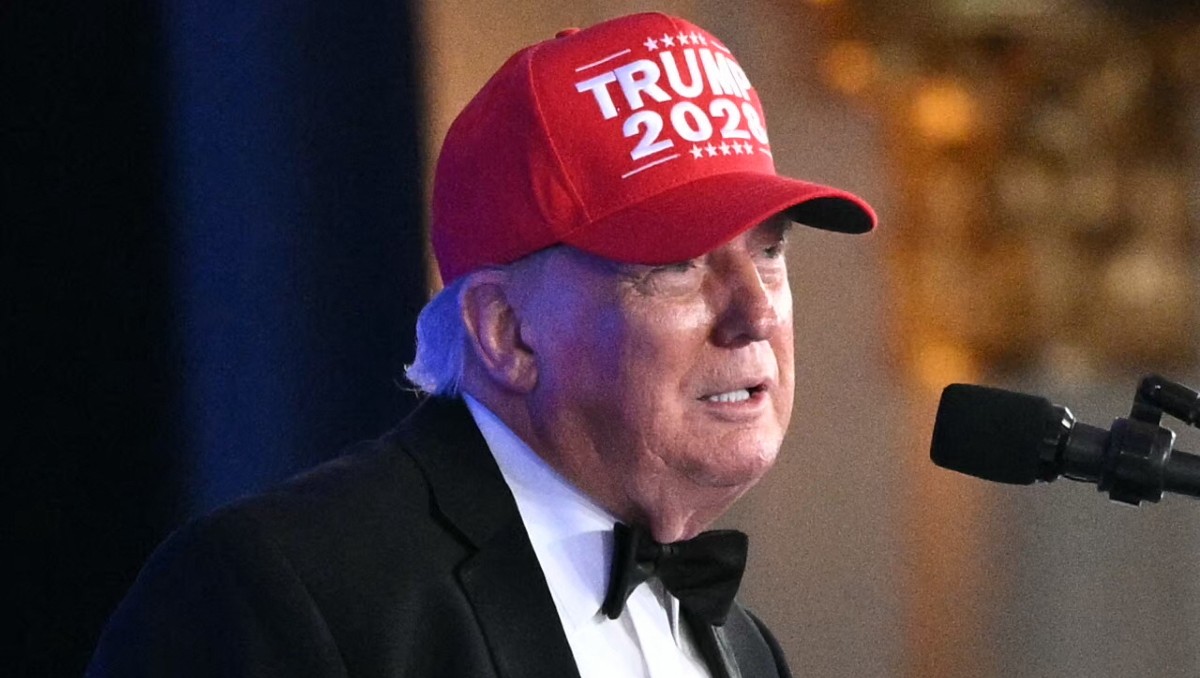 El Presidente lució la gorra que suele usar en sus campañas electorales, ahora con la leyenda "Trump 2028" | Foto: Reuters