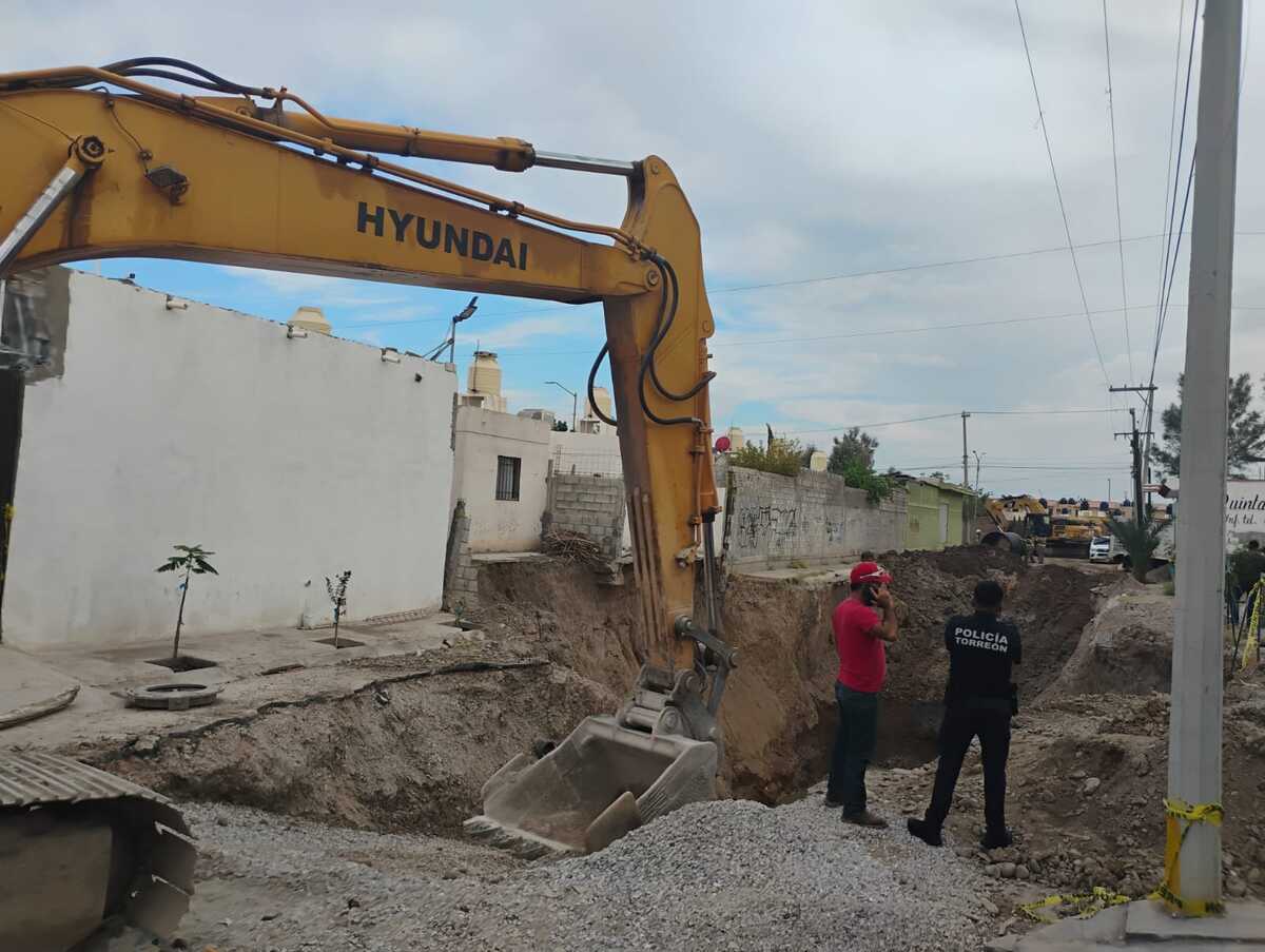 En Torreón, cinco viviendas seguirán desalojadas por socavón. | Alejandro Castañeda.