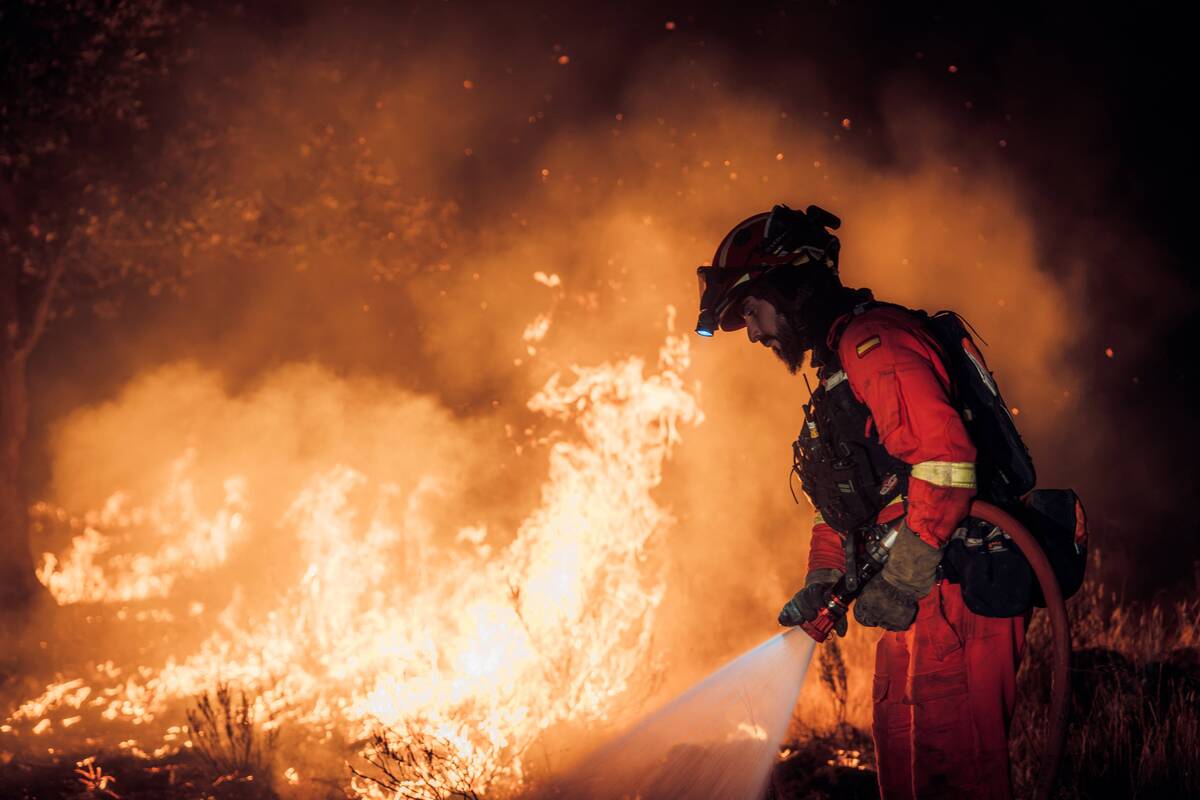 La Unidad Militar de Emergencias (UME) de España muestra a su personal luchando contra un incendio forestal. | Foto: AFP
