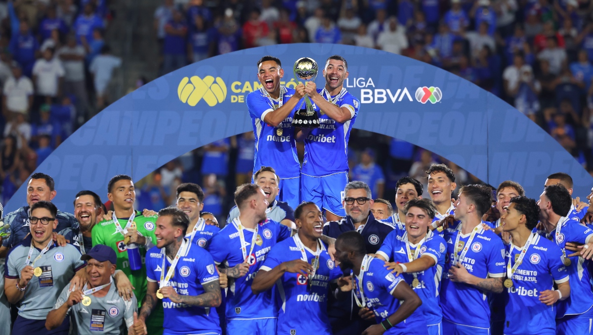 Cruz Azul levanta el trofeo de Campeón de Campeones 2026 (Iamgo7)