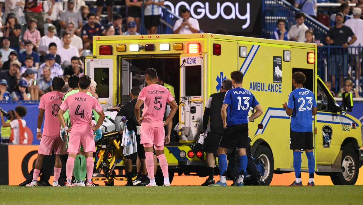 Germán Berterame abandonó el partido en ambulancia por un golpe en la espalda (AFP)