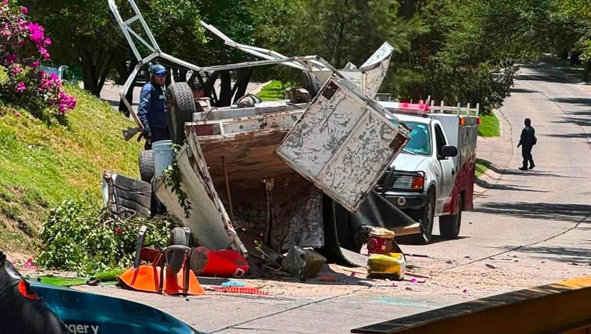 Tras el accidente la unidad quedó con las llantas hacia arriba | Cortesía