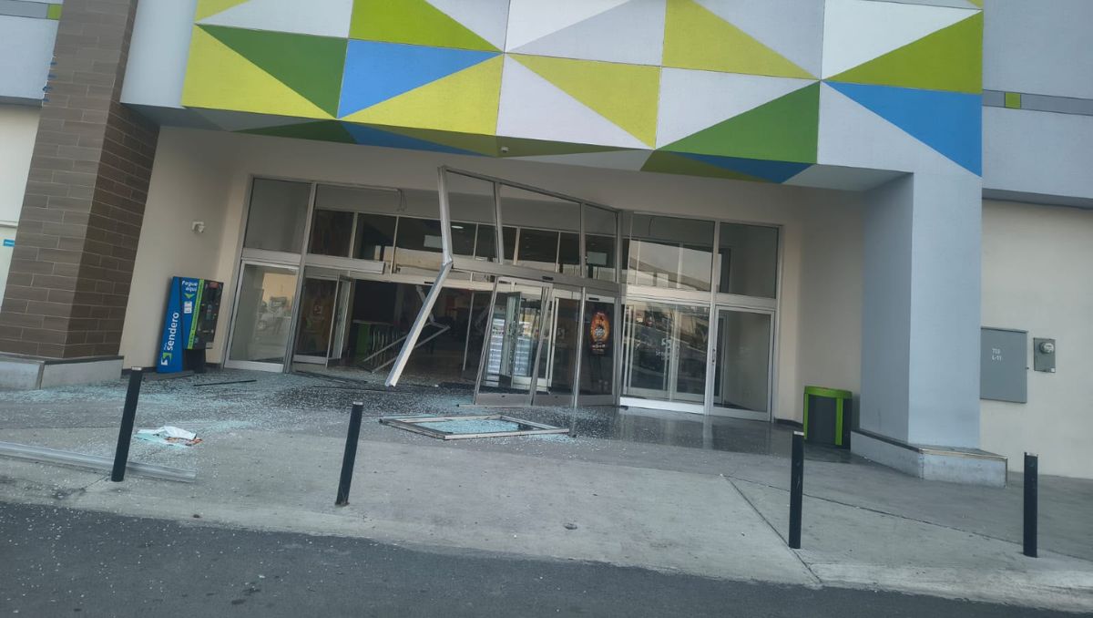 El vehículo dejó daños en la entrada y al interior de los locales. Especial