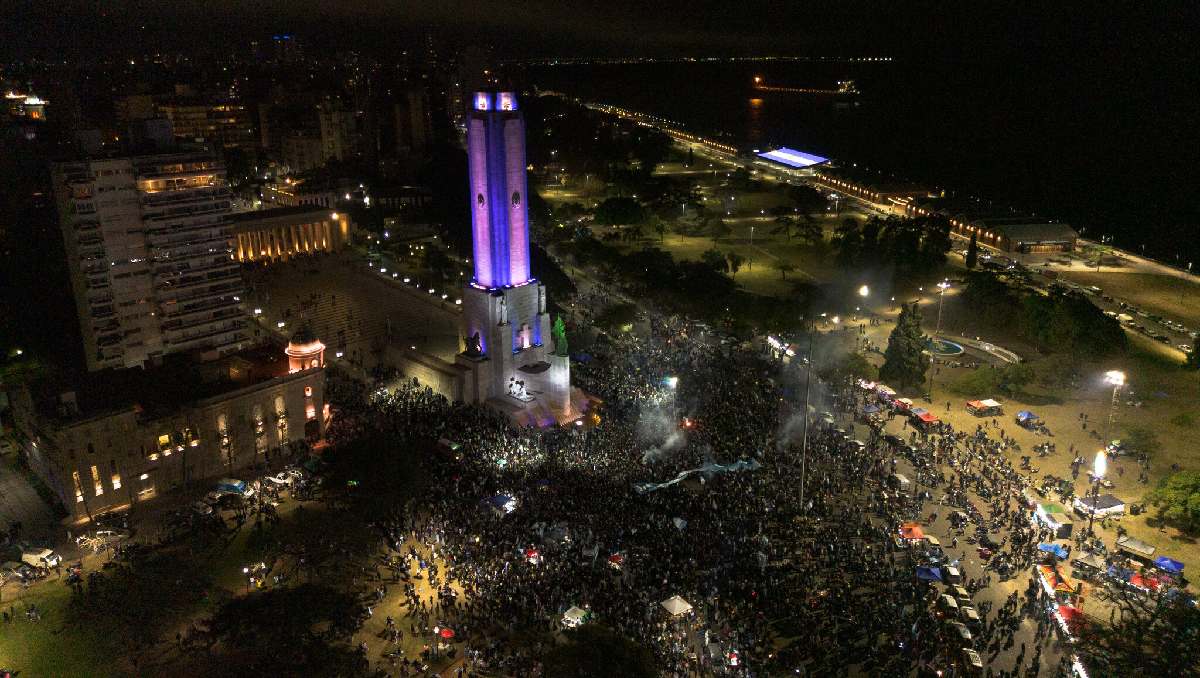 Aficionados en el Monumento Nacional a la Bandera en Rosario, después de la final del Mundial 2026 | Foto: Sebastián López para The New York Times