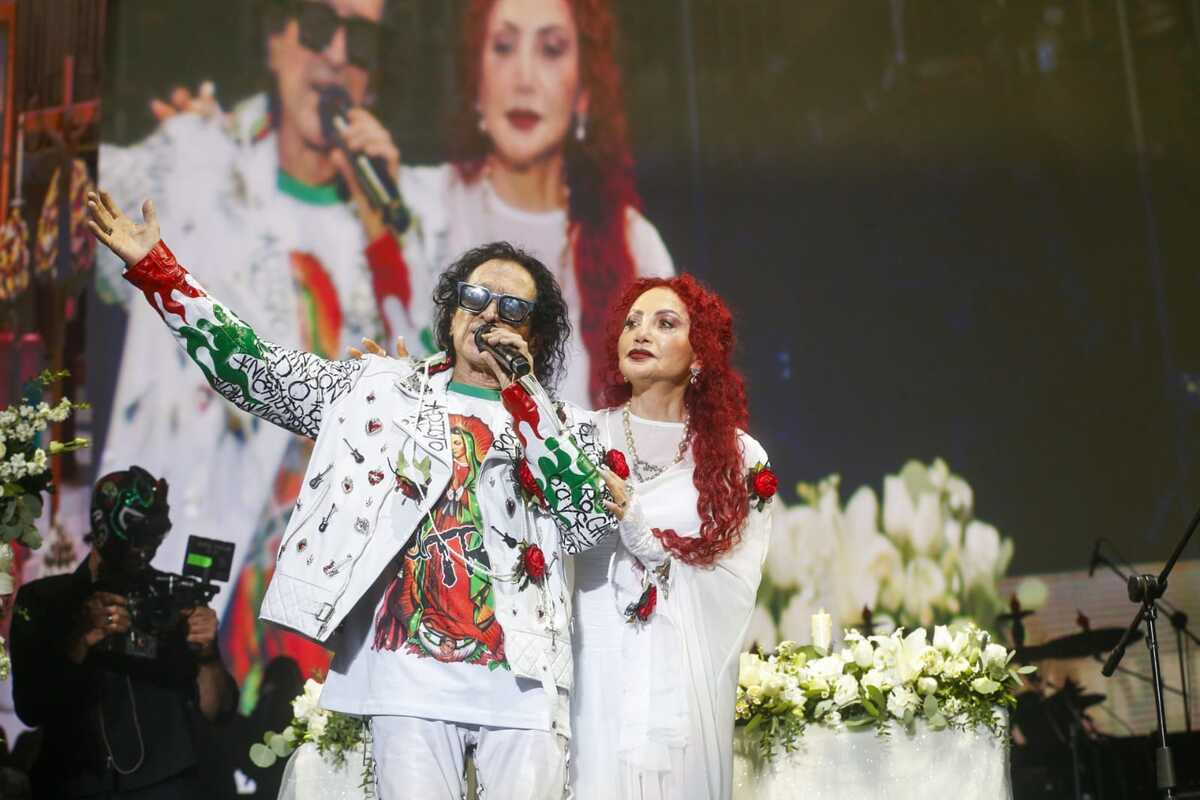 Alex Lora y su esposa Celia García realizaron la renovación de sus votos matrimoniales durante el concierto del TRI. | Foto: Araceli López
