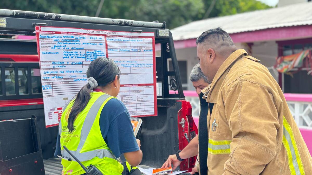 Autoridades de Protección Civil coordinan el operativo de evacuación preventiva en la colonia Ferrocarrilera Talleres por el retiro del carrotanque de