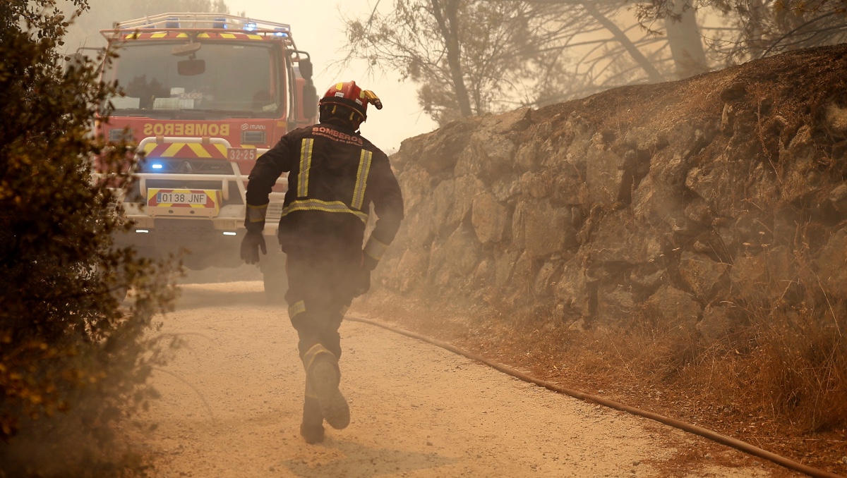 Bomberos combaten un incendio forestal cerca de San Martín de Valdeiglesias, a unos 70 km al oeste de Madrid. | AFP