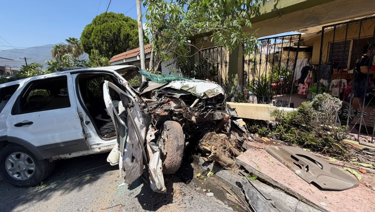 La camioneta terminó incrustada en una vivienda de la colonia Villa de Santa Cecilia | Susana Paredes