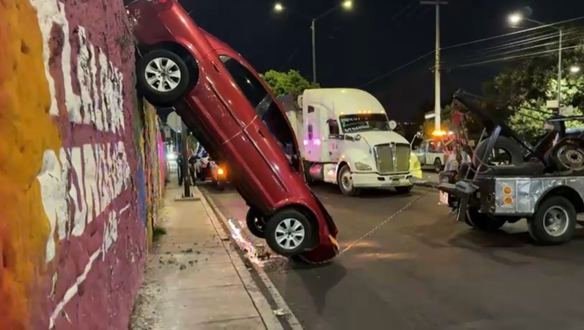 Servicios de emergencia laboraron en la zona para retirar la unidad de la pared de piedra | Foto: Especial
