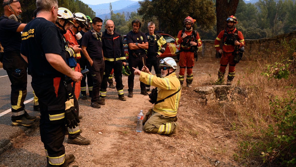 Bomberos se preparan para combatir un incendio forestal cerca del pueblo de Cebreros, en la provincia de Ávila. | AFP