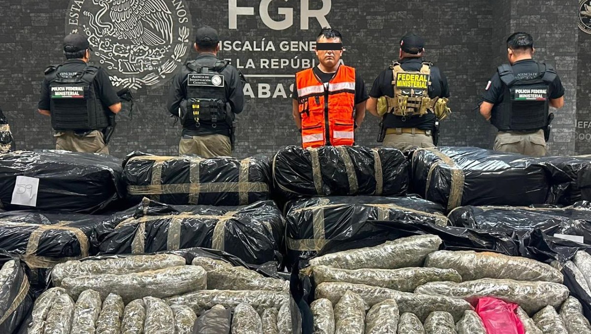 El camión tipo Torton transportaba más de una tonelada de mariguana oculta bajo una lona.| Foto: Especial