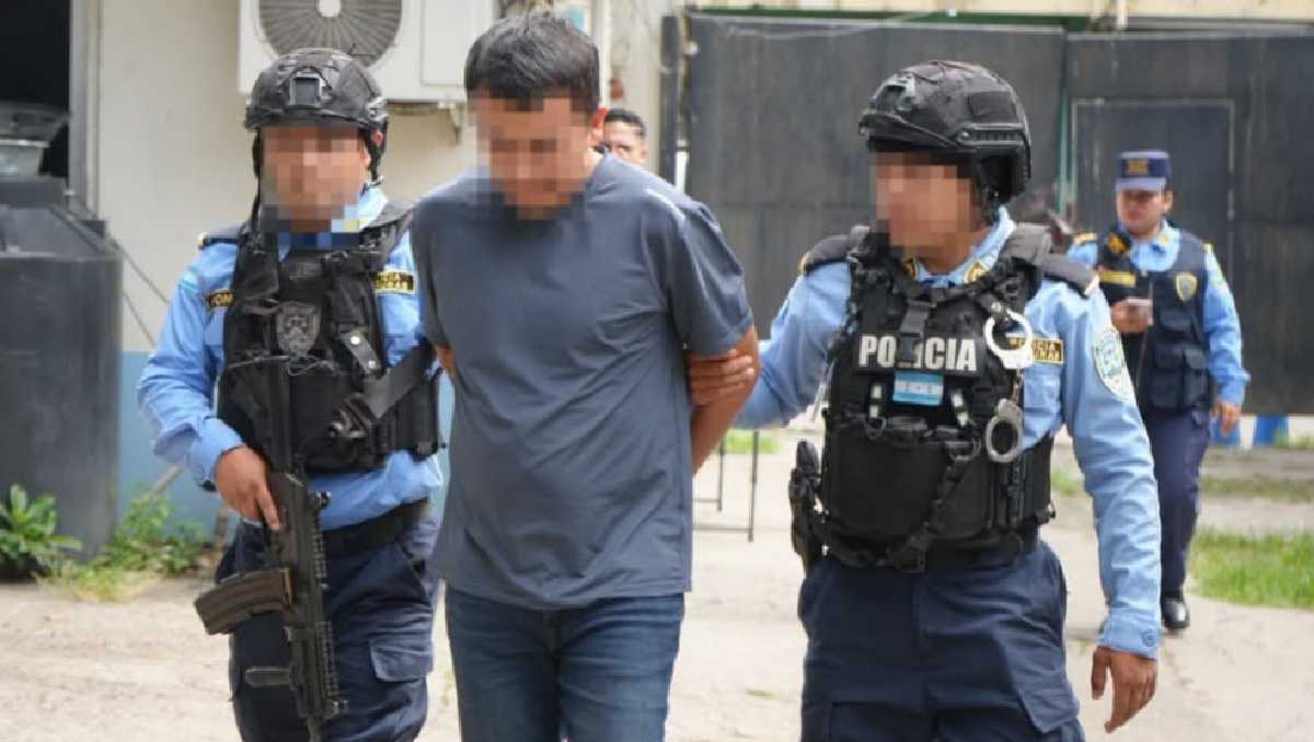 Desde el celular, el detenido podía obtener códigos que le permitían retirar dinero sin tarjetas. | Foto: Policía Nacional de Honduras