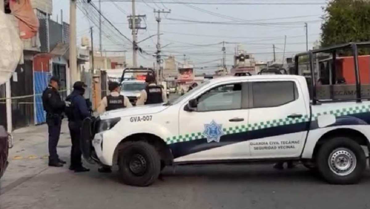 La Fiscalía acordonó la zona para recabar los indicios en el Chevrolet Chevy Monza, auto en donde ocurrió el homicidio. | Foto: Cortesía SSEM
