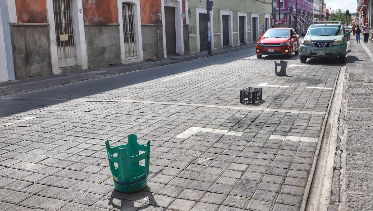 Franeleros continúan con el apartado de parquímetros en Puebla | Melanie Torres