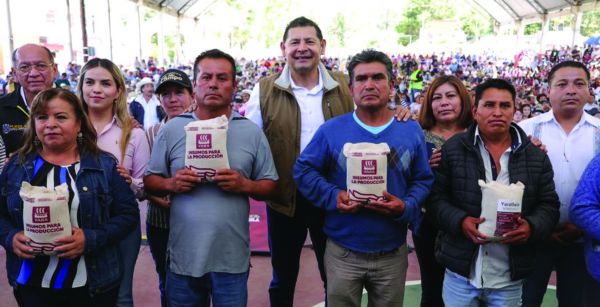 El mandatario entregó maquinaria agrícola, fertilizantes, apoyos para atender contingencias y certificados de marca. cortesía: Gobierno de Puebla