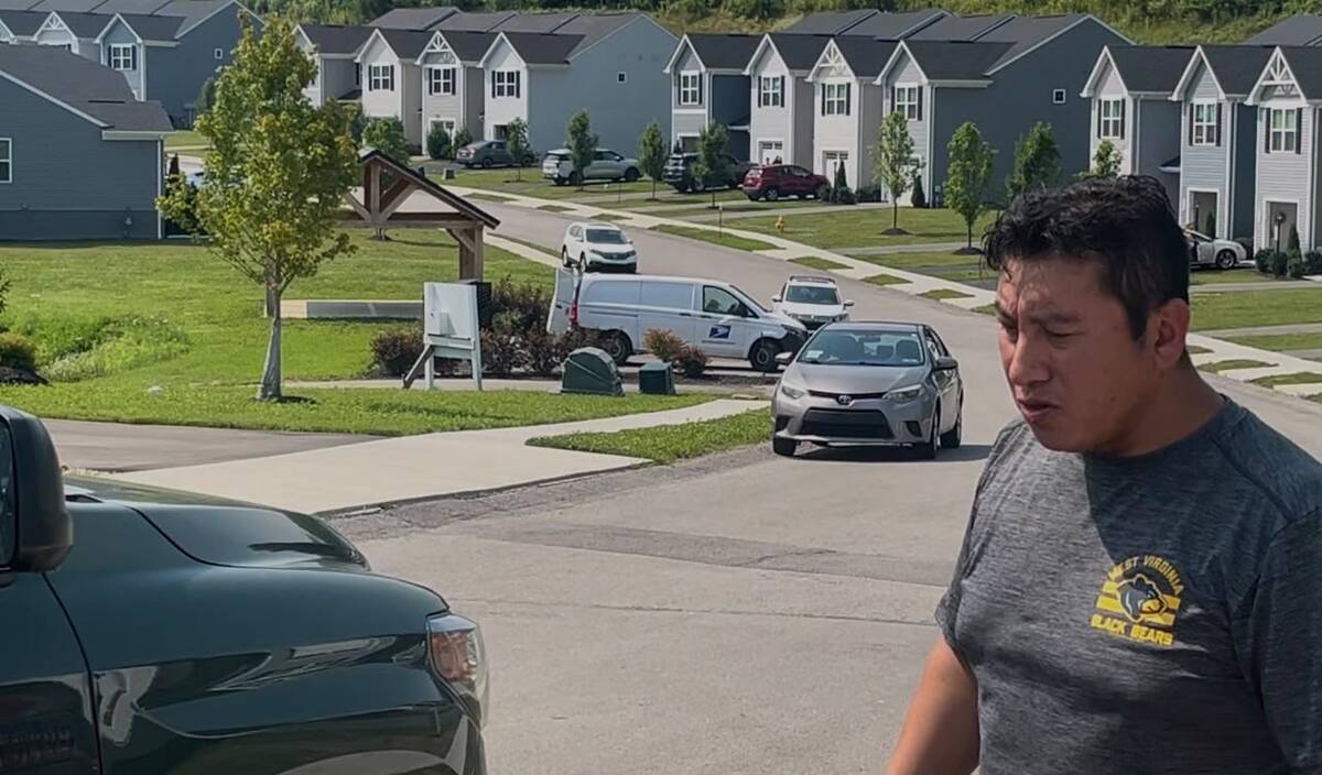 Mike Morales denuncia una redada frente a un complejo de casas que ayudó a construir | Foto: Gardenia Mendoza
