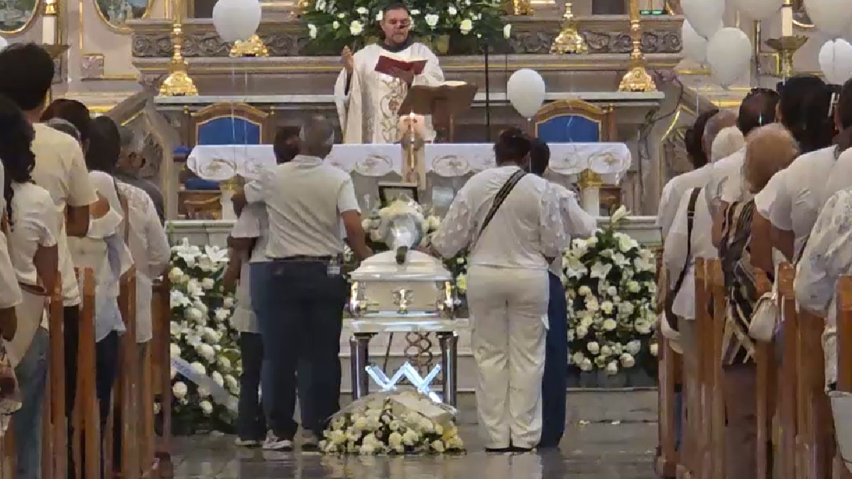 La misa de cuerpo presente se celebró a las 12:00 del mediodía en la iglesia de San Francisco. | Jesús Padilla.