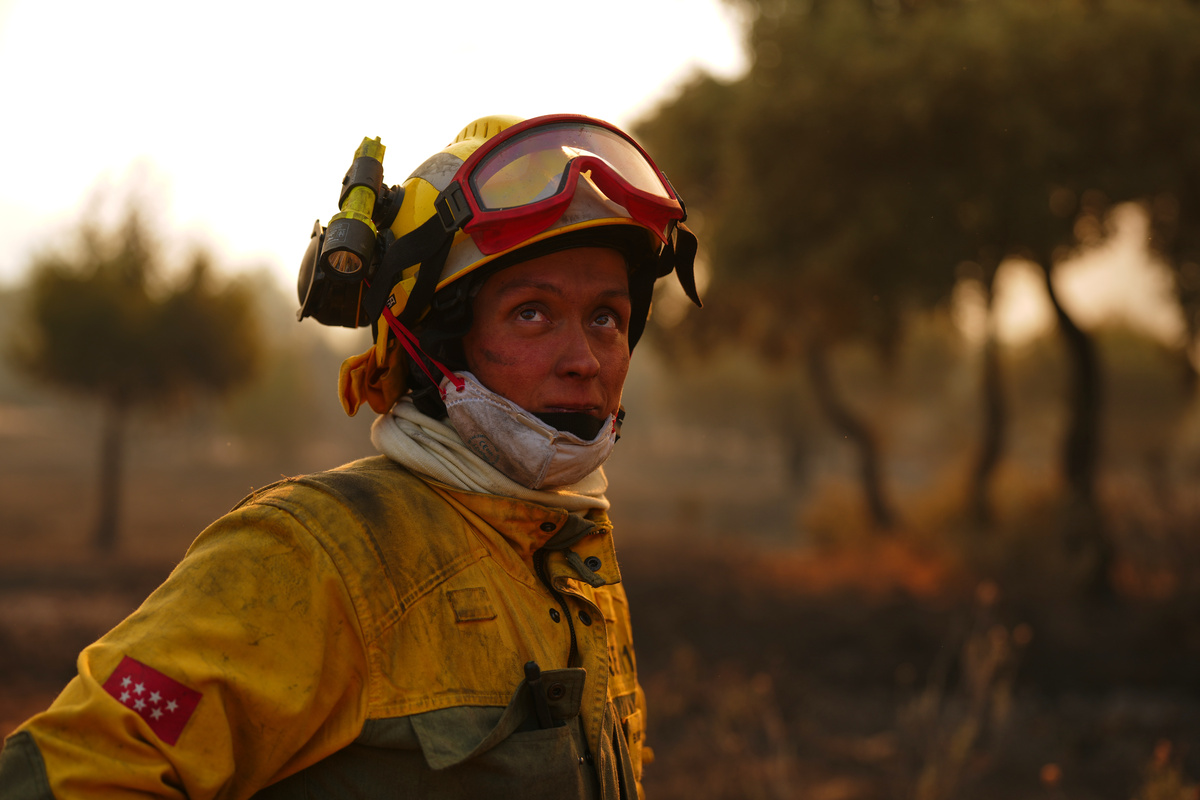 Una mujer bombero combate un incendio forestal en San Martín de Valdeiglesias, España. | AP