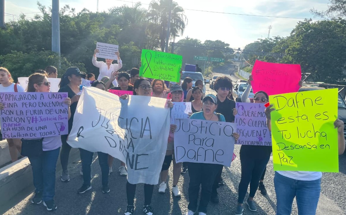 Con pancartas de justicia para Dafne Quintos y Danna Yanina. manifestantes marchan sobre el Puente Tampico. | Foto: Yazmín Sánchez