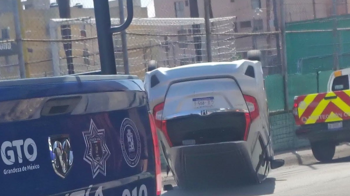 El percance ocurrió cuando la mujer intentó incorporarse a la calle Lago de Zumpango. | Redes sociales.
