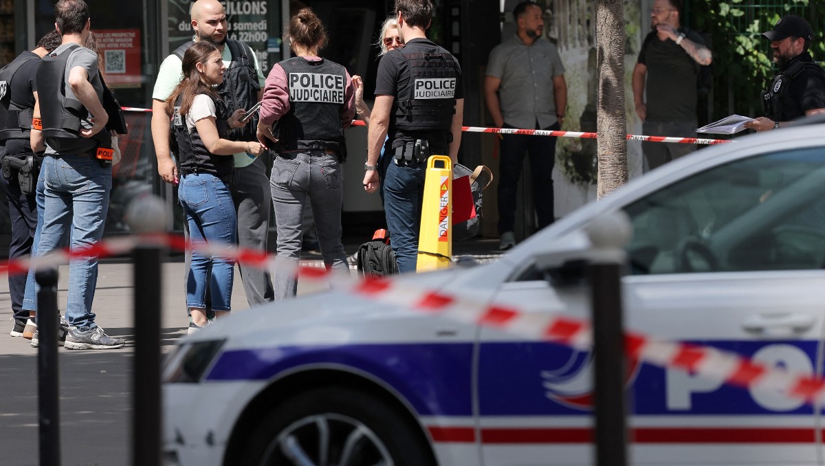 La policía judicial trabaja en una zona acordonada después de que un hombre armado con un cuchillo hiriera a tres personas en París. | AFP