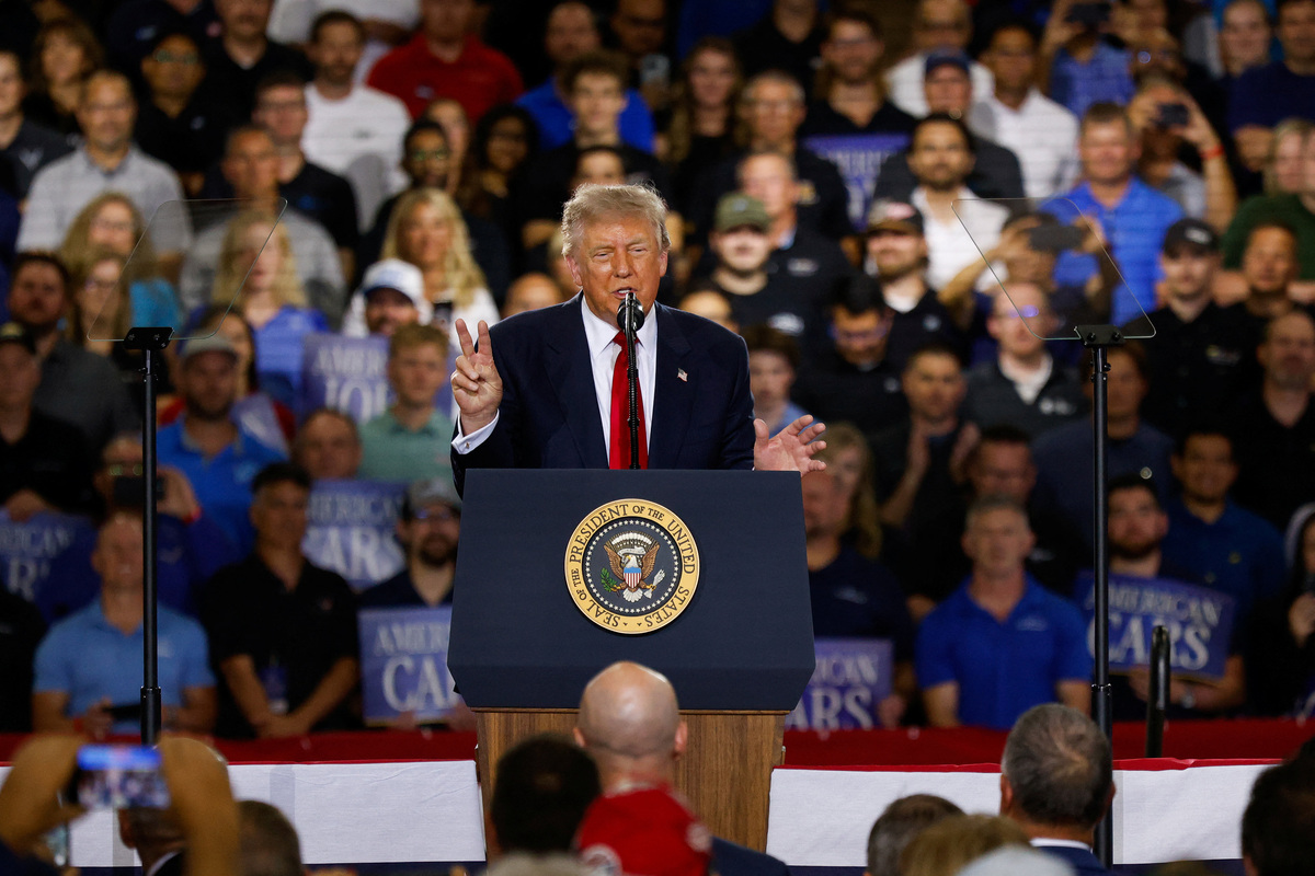 El presidente Donald Trump pronuncia un discurso sobre la economía en el campo de pruebas de General Motors. | Foto: Carlos Osorio/Reuters